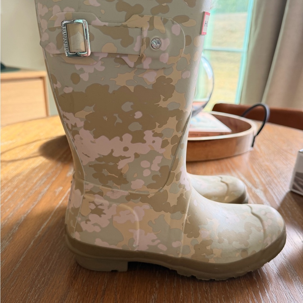 Hunter Original Short Floral Camo Print Rain Boots
Size 8
Like new w/o box - Picture 3 of 9